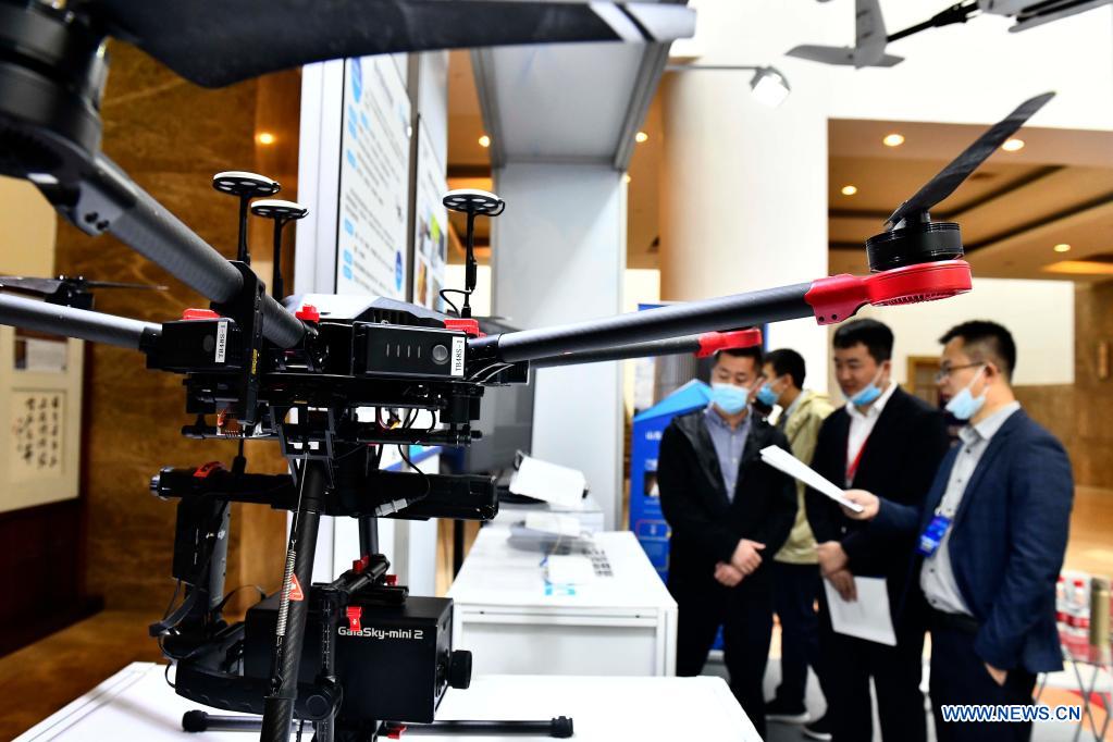 Attendees view smart devices during the 1st Summit of Jinan National Artificial Intelligence Innovation and Application (JNAIIA) Pilot Zone & the Exposition of Artificial Intelligence Innovation and Application on Yellow River Basin in Jinan, east China