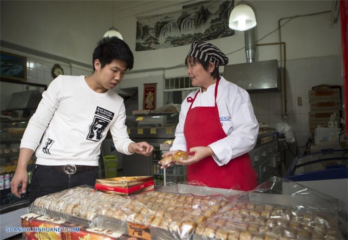 Venden pasteles de luna en barrio chino de Buenos Aires
