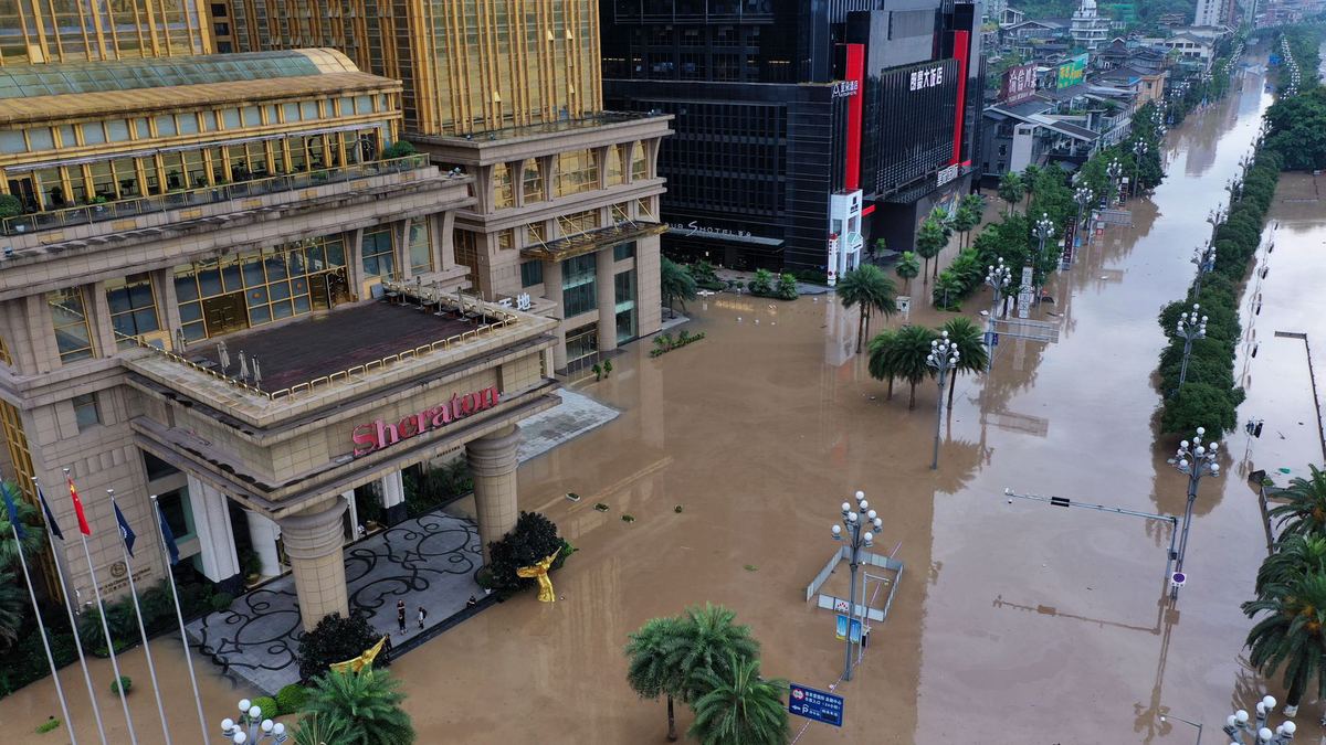 An aerial view of Nanbin Road, Chongqing, hit by severe flooding due to recent heavy downpours in the upper reaches of Yangtze and Jialing rivers on Tuesday. The top level emergency response for floods was triggered. [Photo by Guo Xu/for chinadaily.com.cn]