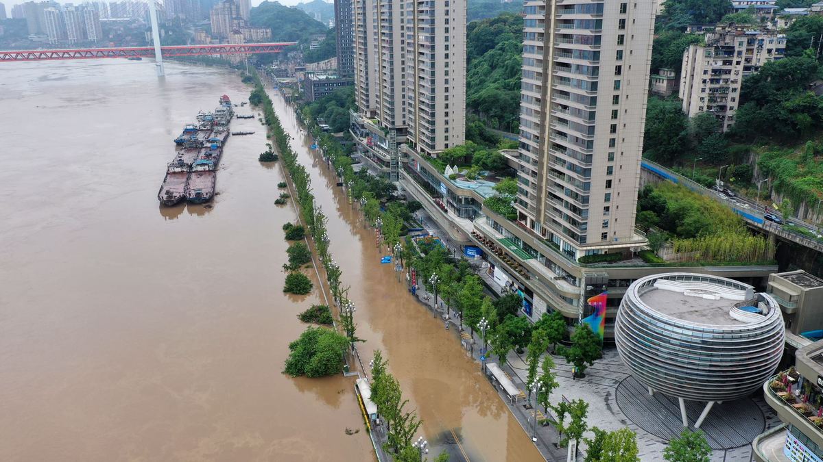 An aerial view of Nanbin Road, Chongqing, hit by severe flooding due to recent heavy downpours in the upper reaches of Yangtze and Jialing rivers on Tuesday. The top level emergency response for floods was triggered. [Photo by Guo Xu/for chinadaily.com.cn]