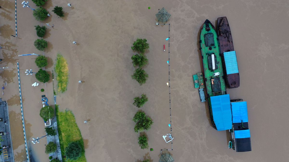 An aerial view of Nanbin Road, Chongqing, hit by severe flooding due to recent heavy downpours in the upper reaches of Yangtze and Jialing rivers on Tuesday. The top level emergency response for floods was triggered. [Photo by Guo Xu/for chinadaily.com.cn]To ensure safety, the Chongqing Maritime Safety Administration has banned all vessels since Monday from waters between Shipan, 824 kilometers upriver on the Yangtze, and Guanyintan, 488 km upriver, as well as from Huanghuayuan Bridge to Chaotianmen Port.It was estimated that the highest water level at the Beibei No 3 station of the Jialing in Beibei district would exceed safe water levels by up to 1 meter on Wednesday, with the maximum water level at Ciqikou station in Shapingba district exceeding safe levels by 7.5 to 8.5 meters by noon.The current outflow of Three Gorges reservoir has increased from 42,000 to 46,000 cubic meters per second, and the outflow of Xiangjiaba Dam has decreased from 6,300 to 4,000 cubic meters per second to relieve flood pressure in Chongqing.The flood