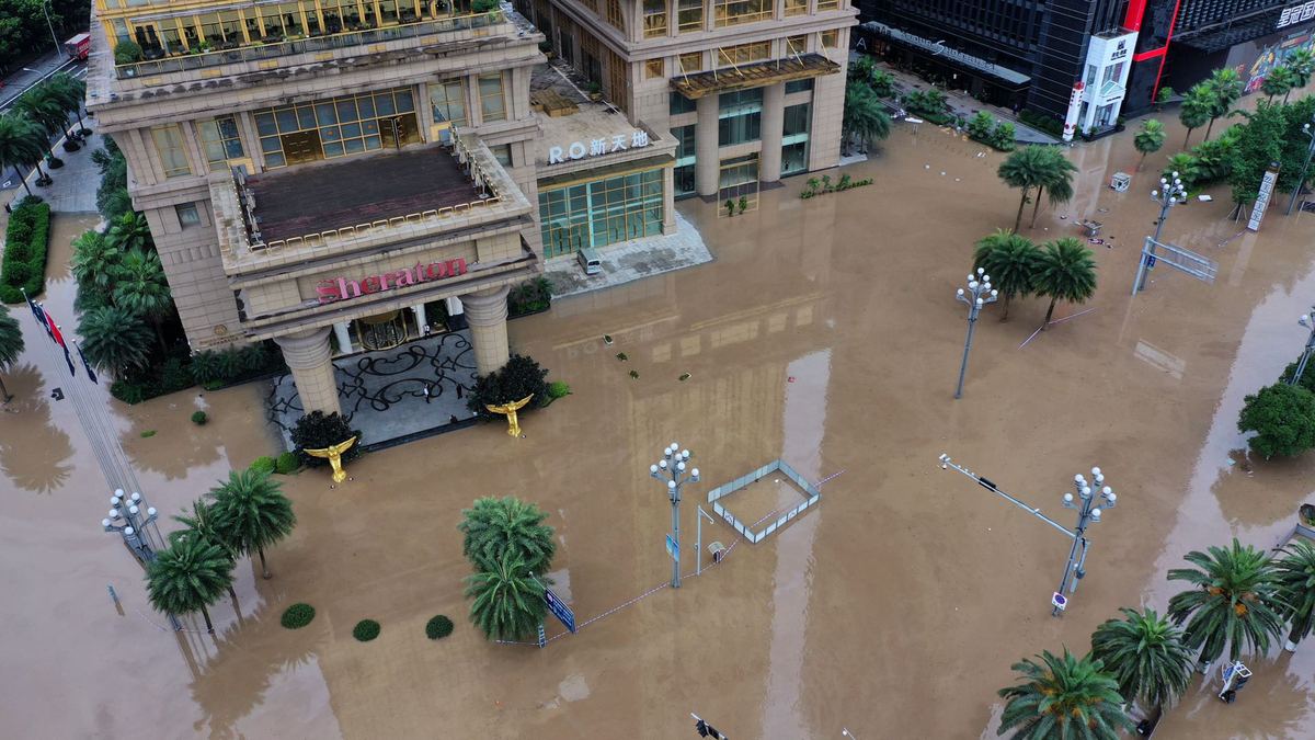 An aerial view of Nanbin Road, Chongqing, hit by severe flooding due to recent heavy downpours in the upper reaches of Yangtze and Jialing rivers on Tuesday. The top level emergency response for floods was triggered. [Photo by Guo Xu/for chinadaily.com.cn]