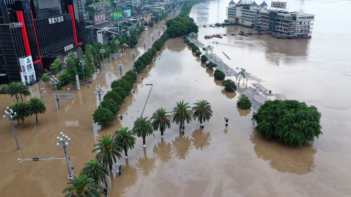 An aerial view of Nanbin Road, Chongqing, hit by severe flooding due to recent heavy downpours in the upper reaches of Yangtze and Jialing rivers on Tuesday. The top level emergency response for floods was triggered. [Photo by Guo Xu/for chinadaily.com.cn]
