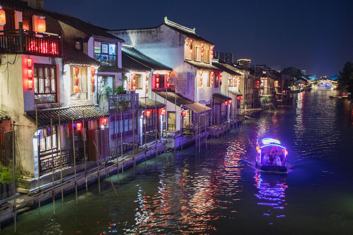 The quaint buildings along the waterway and charming bridges over the ancient canal in Wuxi feature beautiful illuminations in the evening. [Photo/VCG]Sightseeing by boat on the ancient canal in Wuxi, East China