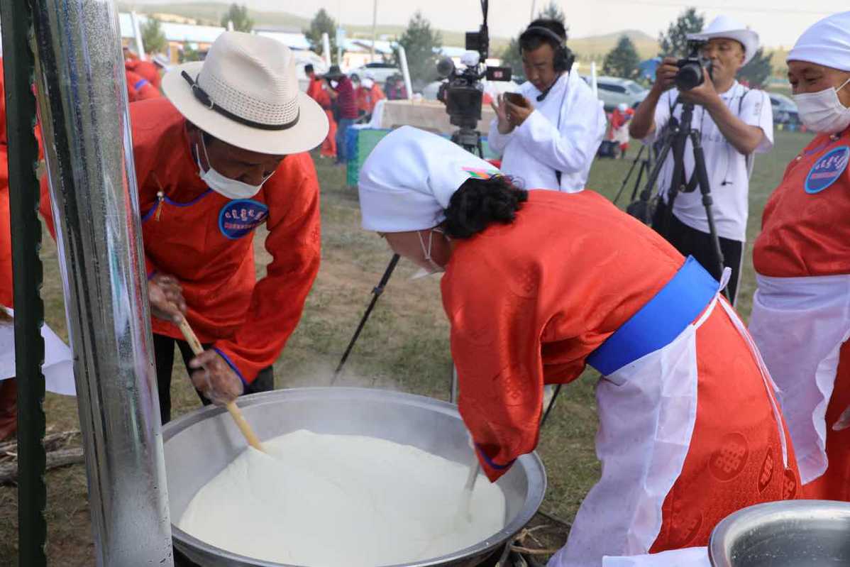 Herdsman in Saikhantal in Chifeng, Inner Mongolia autonomous region, managed to make a piece of milk tofu recently using 5,000 kilograms of fresh milk. [Photo provided to chinadaily.com.cn]