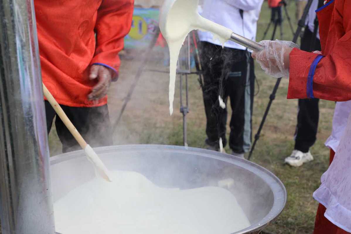 Herdsman in Saikhantal in Chifeng, Inner Mongolia autonomous region, managed to make a piece of milk tofu recently using 5,000 kilograms of fresh milk. [Photo provided to chinadaily.com.cn]