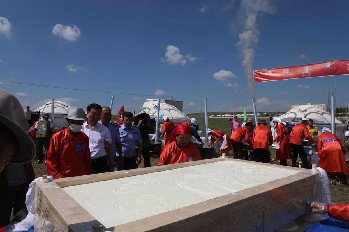 Herdsman in Saikhantal in Chifeng, Inner Mongolia autonomous region, managed to make a piece of milk tofu recently using 5,000 kilograms of fresh milk. [Photo provided to chinadaily.com.cn]