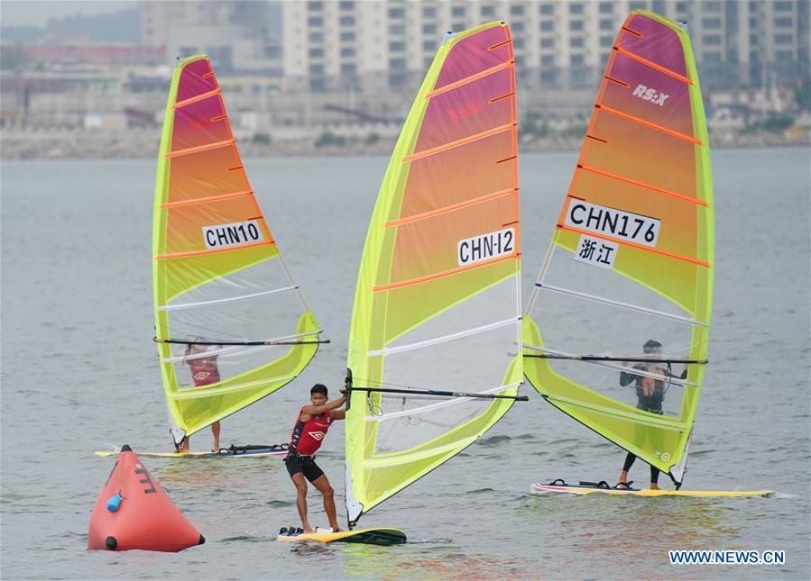 Ye Bing (C) of Fujian team competes during the men
