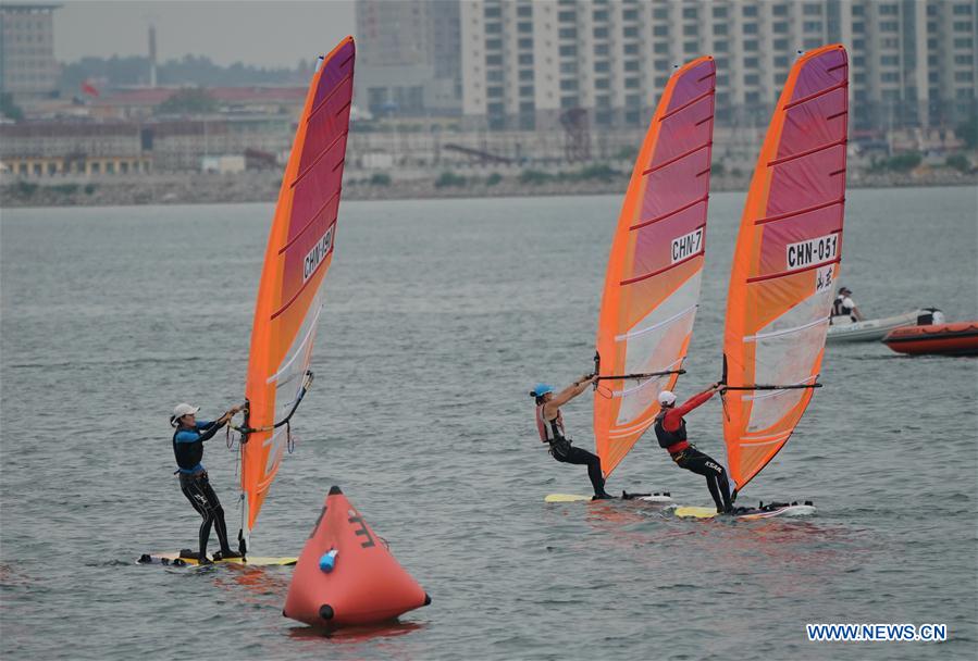 Shi Hongmei (L) of Zhejiang team competes during the women