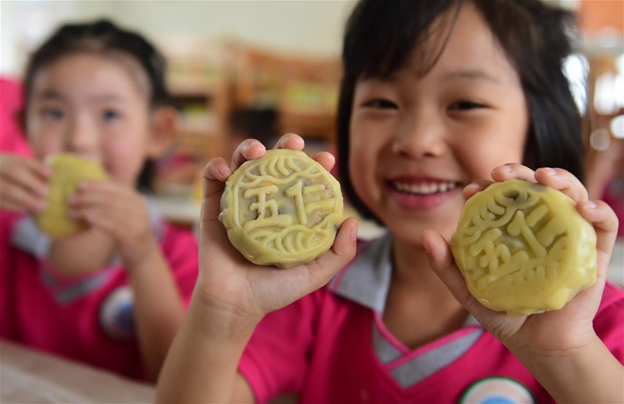 Children make mooncakes to celebrate the upcoming Mid-Autumn Festival in a kindergarten in Cangzhou City, north China