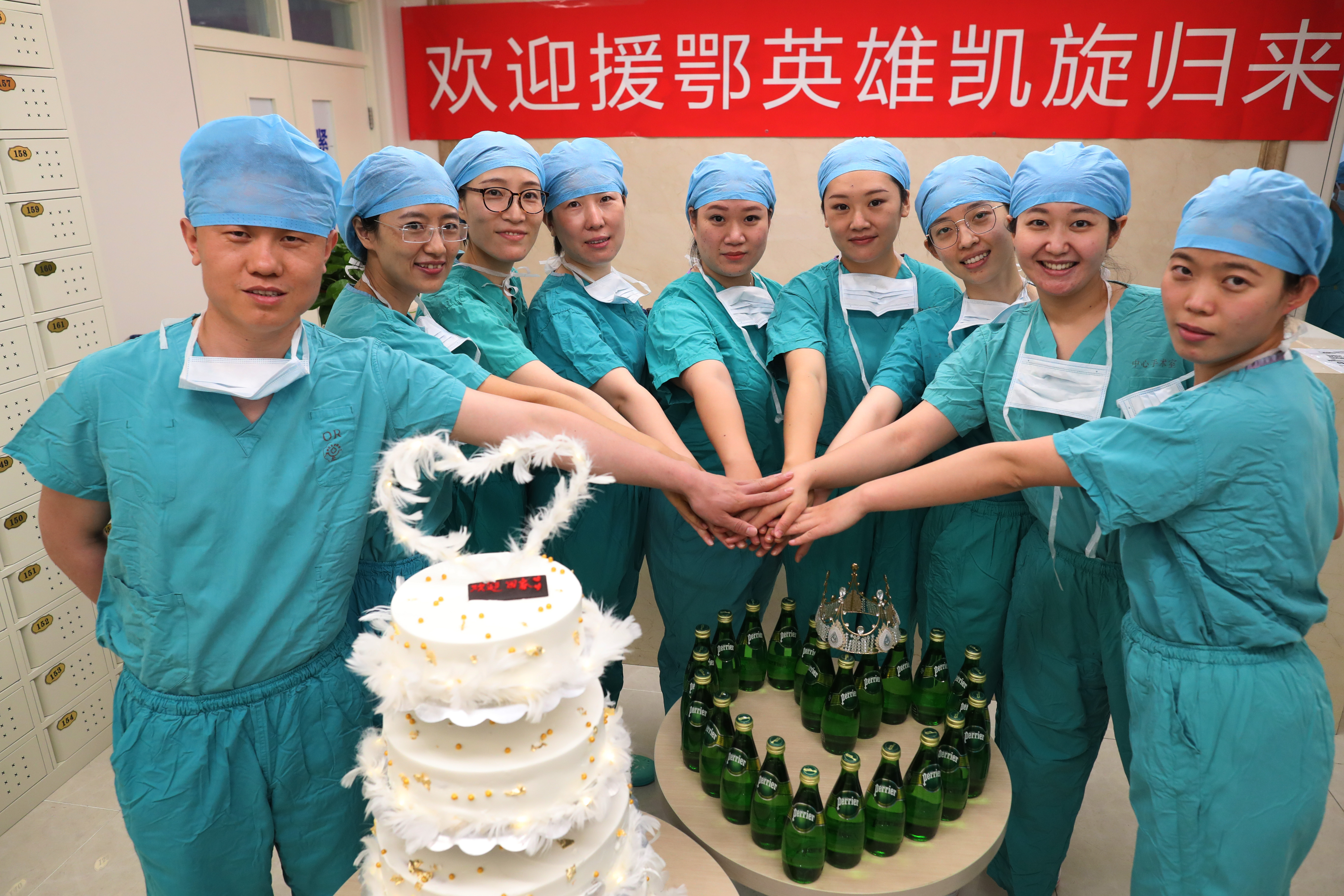 Cui Wei (second from right) and eight other nurses pose for a group photo at a welcome-home party for medical workers who went to Hubei province to join the country