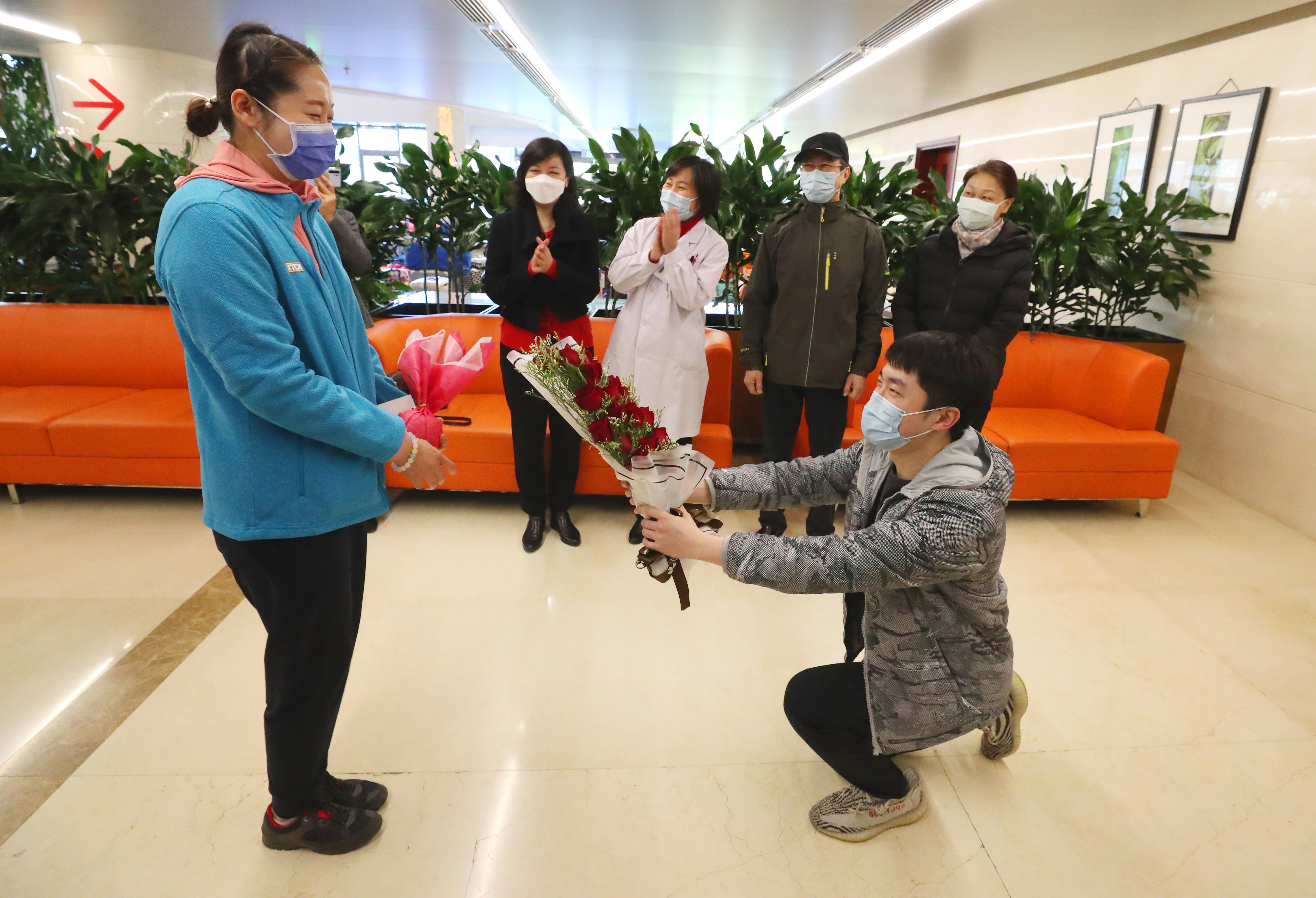 Yao Ningxin presents flowers to Cui at the hospital in Beijing on April 22. ZHU XINGXIN/CHINA DAILYShe had planned to marry fiance Yao Ningxin in early March. However, she had to delay the wedding as she worked at two makeshift hospitals in Wuhan and in the isolation ward of Tongji Hospital