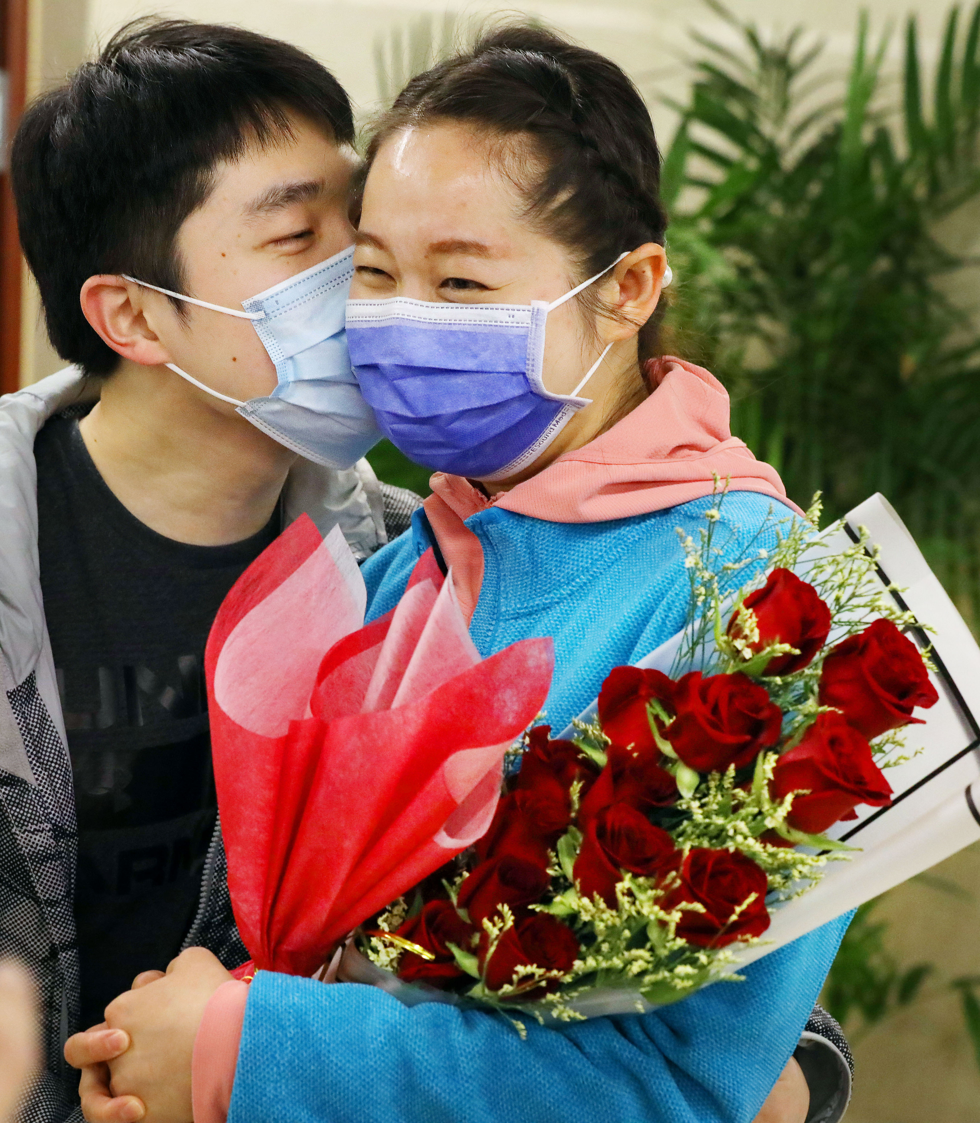 Yao kisses Cui at the Beijing hospital on April 22. ZHU XINGXIN/CHINA DAILY