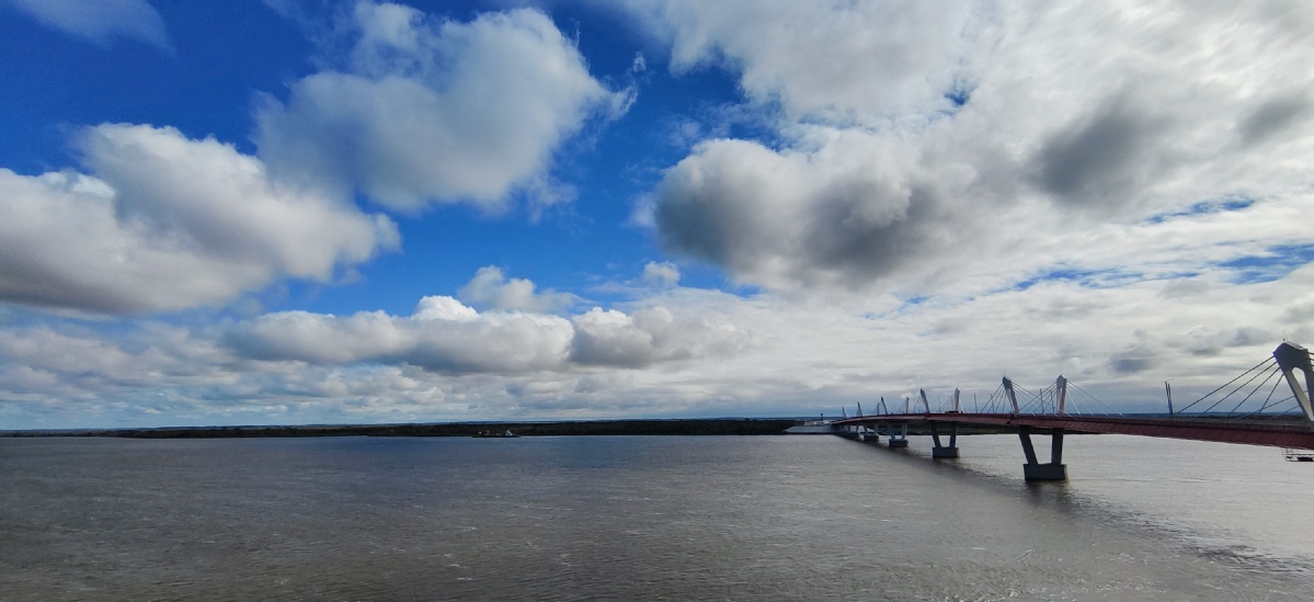 The first highway bridge connecting China and Russia over the Heilong River is ready for traffic. [Photo by Zhang Wenfang/chinadaily.com.cn]