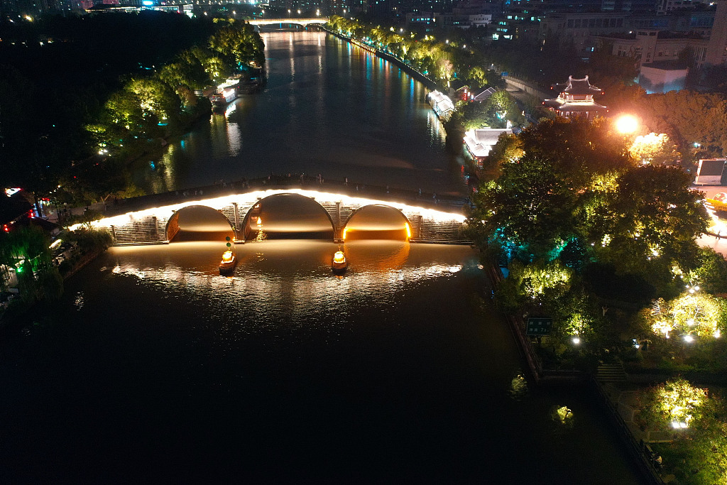 Gongchen Bridge, which was built during the late Ming Dynasty (1368-1644), is a famous cultural landmark crossing over the thousand-year-old Grand Canal, which ends in Hangzhou, Zhejiang province. The bridge and its surroundings offer a magnificent view at night. [Photo/VCG]