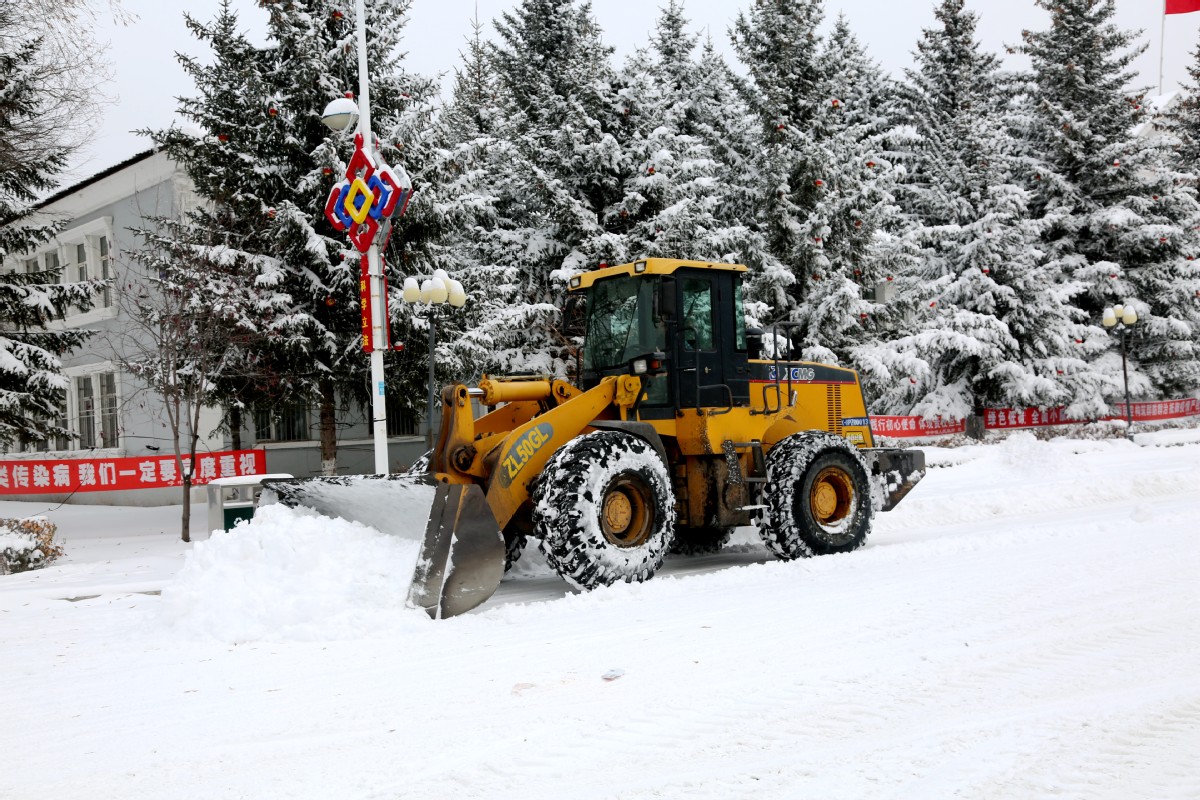 A snowplow clears a street in Huzhong district. [Photo by Feng Hongwei/For chinadaily.com.cn]