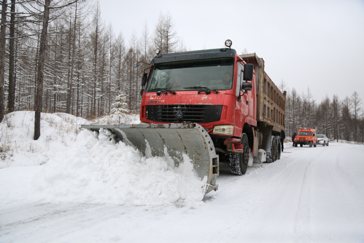 A snowplow clears a street in Huzhong district in the Daxinganling region of Heilongjiang province. [Photo by Feng Hongwei/For chinadaily.com.cn]