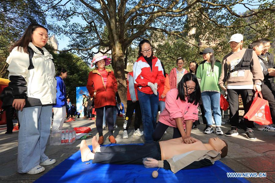 A volunteer shares knowledge on first aid at Zhangjiajie National Forest Park, central China