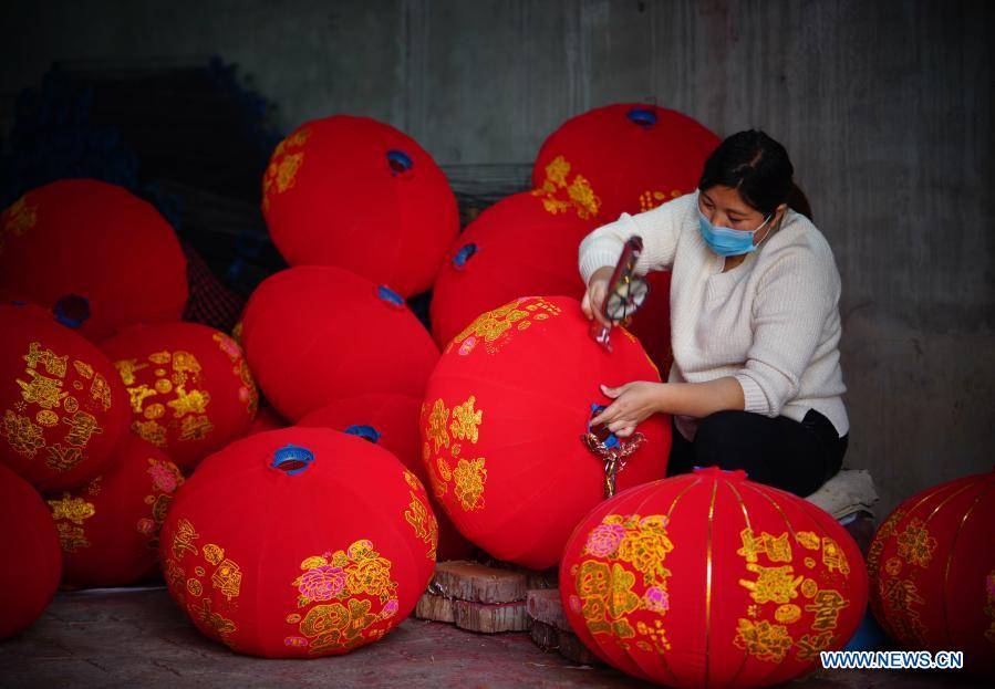 A villager makes red lanterns at Luozhuang Township of Xingtai City, north China