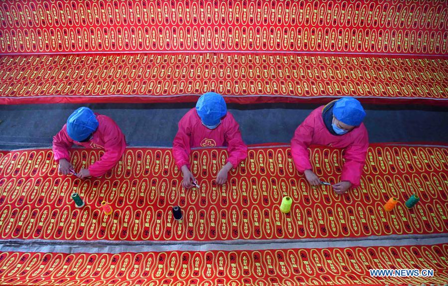 Workers make shoe insoles at a factory in Buxia Village of Nanma Subdistrict in Yiyuan County, Zibo, east China