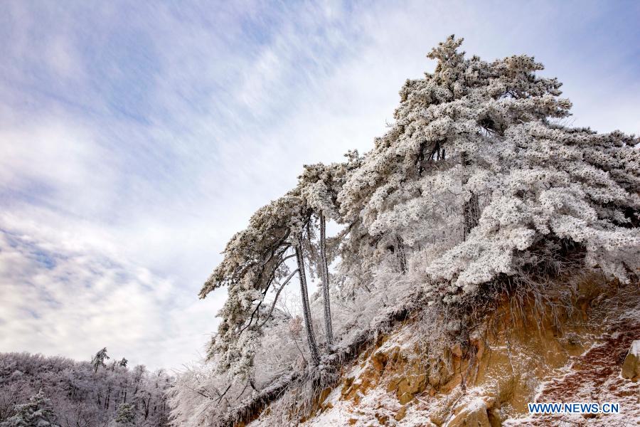 Photo taken on Nov. 29, 2020 shows the snow scenery of Huoshan Mountain in Lu