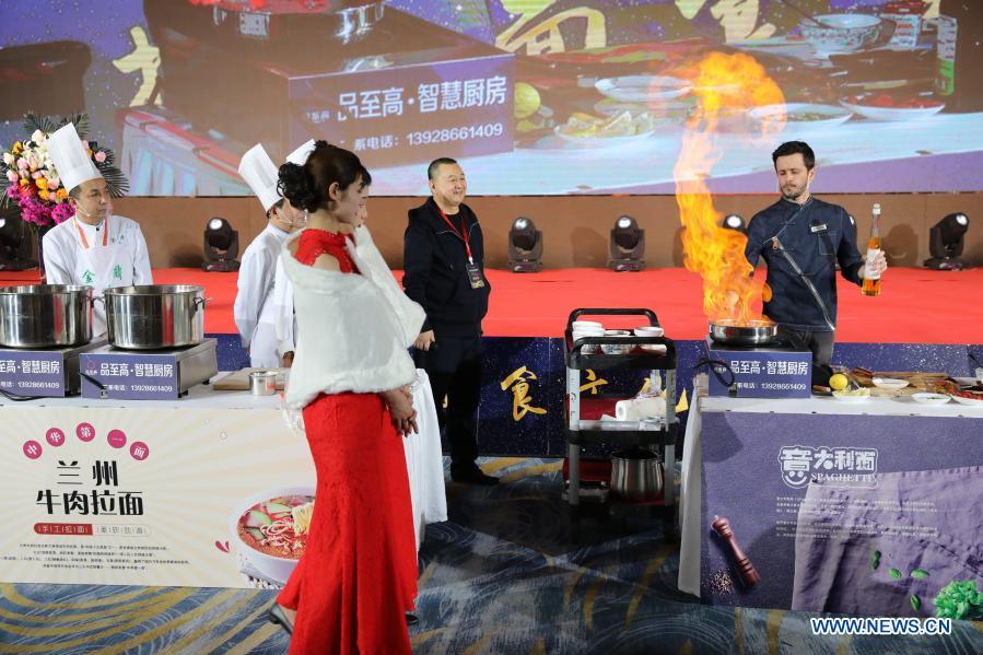 An Italian chef makes spaghetti during the 2020 China Pasta Expo held in Lanzhou, northwest China