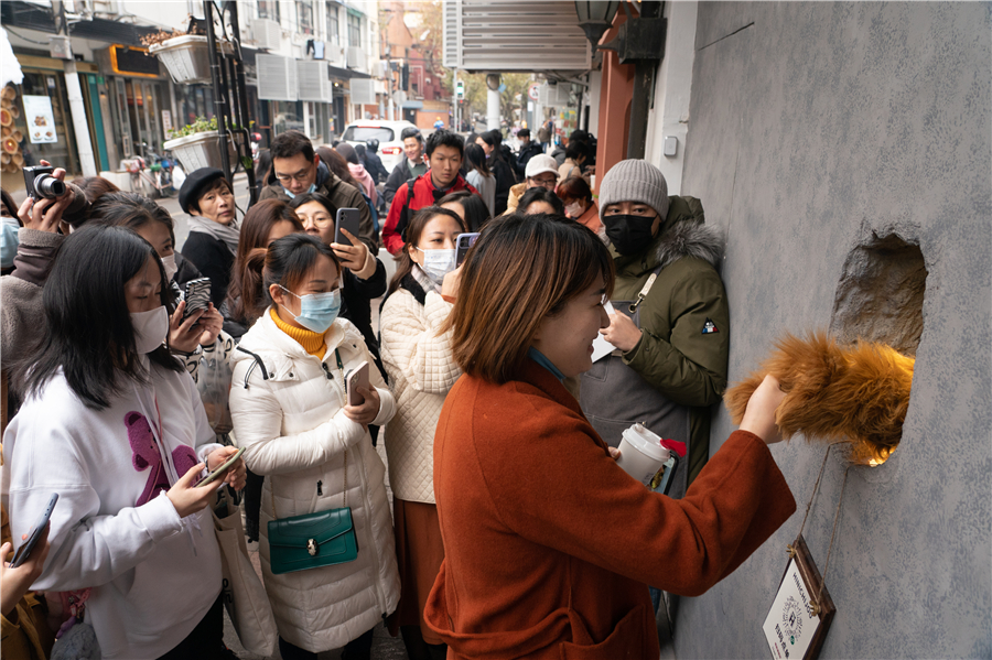 People visit Hinichijou coffee shop in Shanghai. [Photo by Gao Erqiang/chinadaily.com.cn]