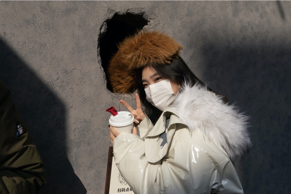 A woman poses for a photo at Hinichijou coffee shop in Shanghai. [Photo by Gao Erqiang/chinadaily.com.cn]