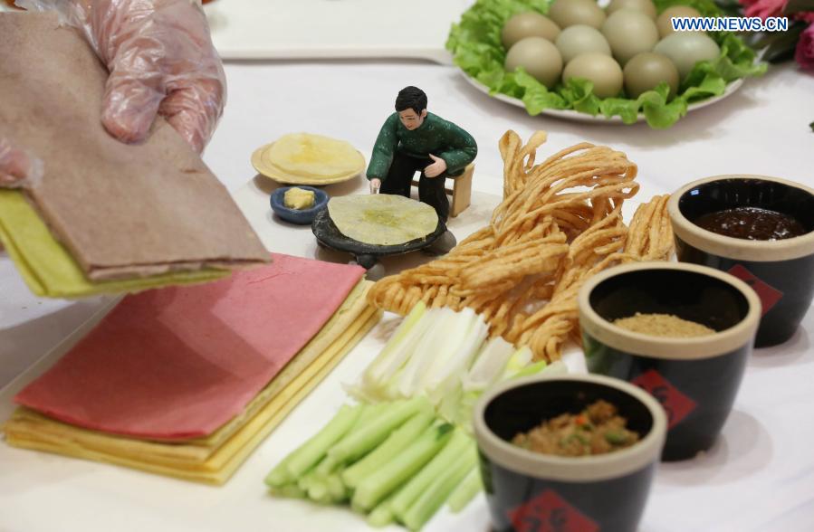 A chef makes pancake dishes during a cooking competition in Yinan county of Linyi City, east China