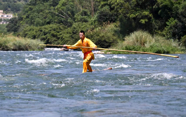 A wood surfer uses just one or two pieces of thin log and a bamboo pole to keep their balance. [Photo provided to chinadaily.com.cn]Ever heard of "wood surfing"?Well, it takes some serious effort - wood surfers use just one or two pieces of thin log and a bamboo pole to keep their balance. Check out these recent images of wood surfers showing off their skills on the Huotong River in Ningde city, East China