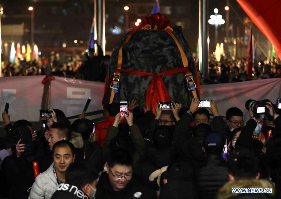 People celebrate the arrival of the return capsule of China