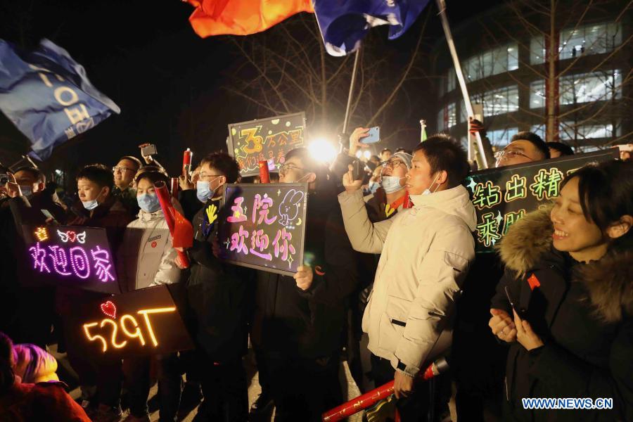 People celebrate the arrival of the return capsule of China