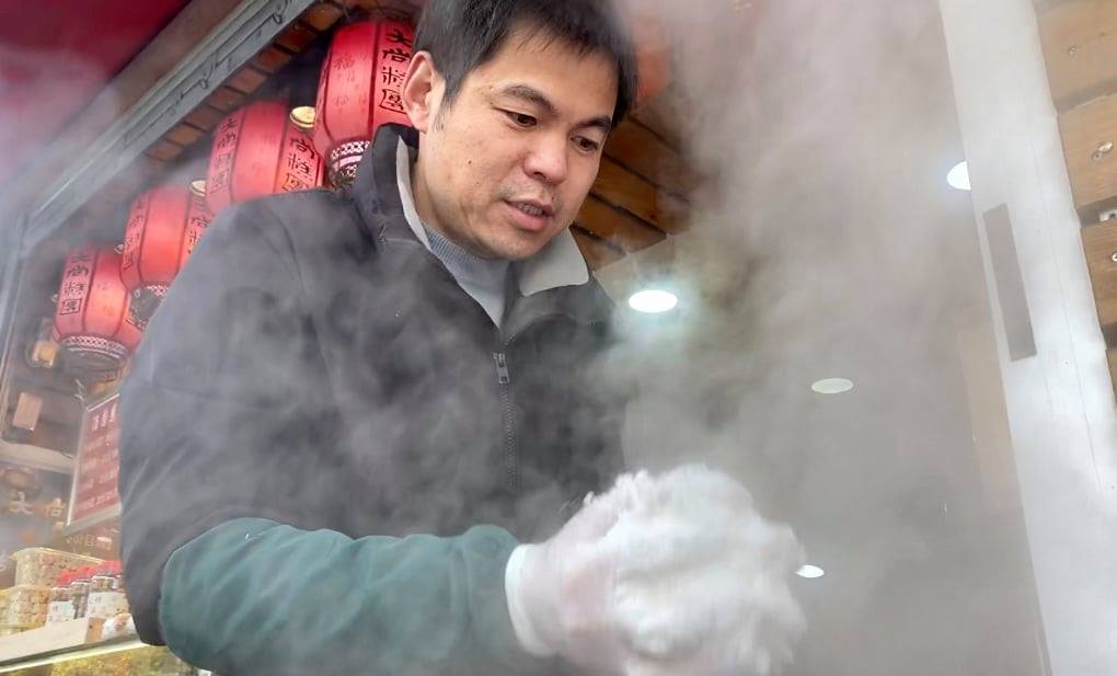With New Year approaching, staff at a traditional snack shop on Haonan Road, downtown Nantong, East China
