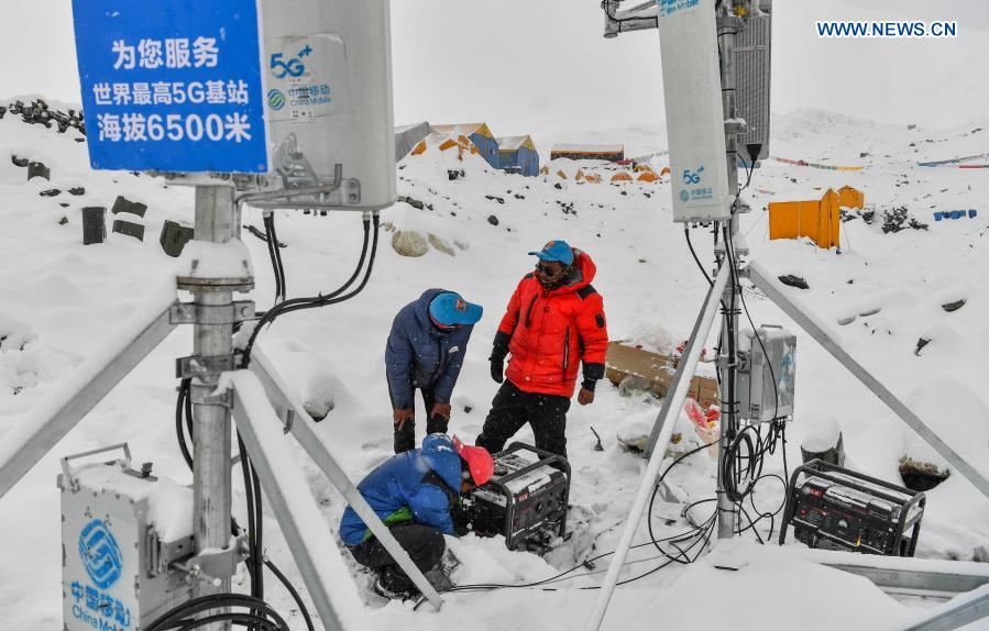 Staff members of China Mobile test the signals of the 5G base station built at an altitude of 6,500 meters at the advance camp of Mount Qomolangma in southwest China