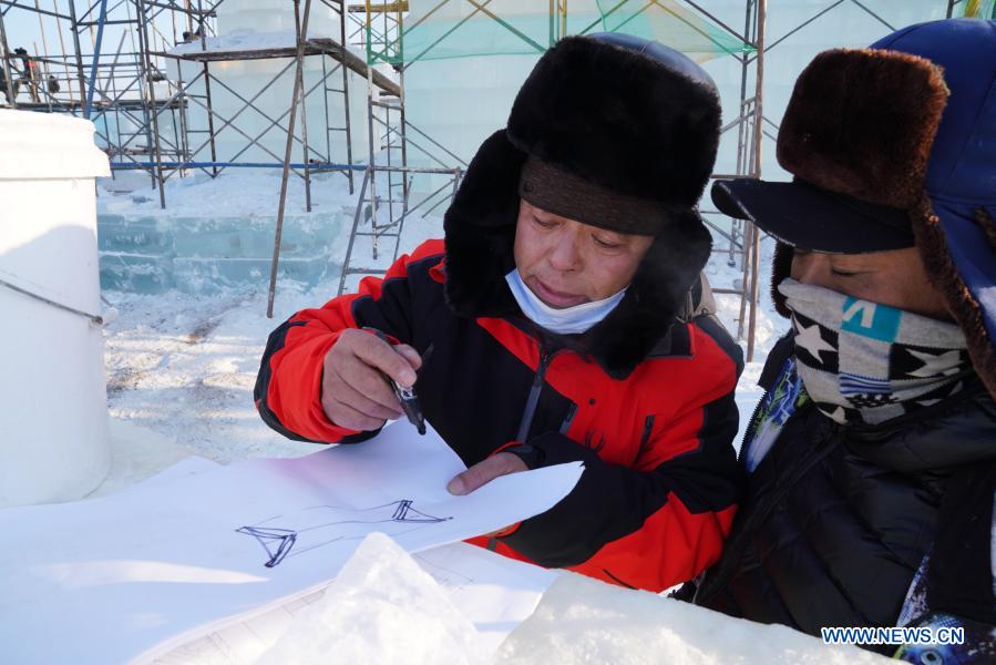 Sun Hongyan (L) communicates with his teammates in the venue of Harbin Ice and Snow World in northeast China