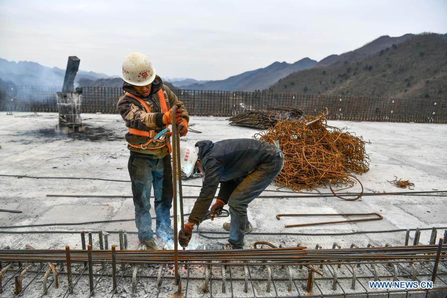 People work at the construction site of the 1,720-meter Yunwu Bridge of the Duyun-Anshun expressway in Guiding County, southwest China