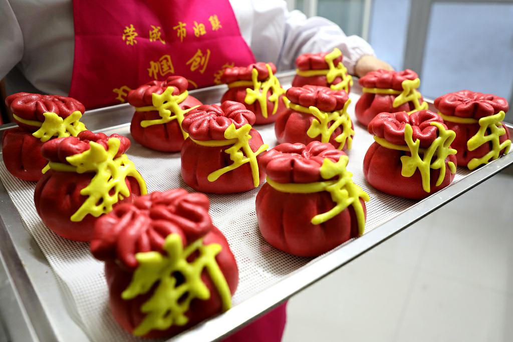 With the country preparing for the Lunar New Year, which falls on Feb 12, bakers in Weihai, East China