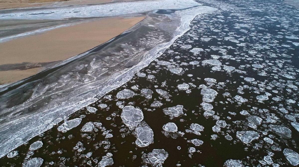 Seen in aerial photos, a floating patchwork of ice meanders down the Yellow River in Helan county, Ningxia Hui autonomous region. [Photo provided to chinadaily.com.cn by Li Jing]Floating chunks of ice on the Yellow River were captured by photographers recently in Helan county, Ningxia Hui autonomous region. In the sunshine, some pieces dazzled like frozen flowers.It was the first floating ice to be seen on the Yellow River in Ningxia this season. Authorities have increased their observations to fully master the seasonal changes of the river, with a view toward preventing floods.