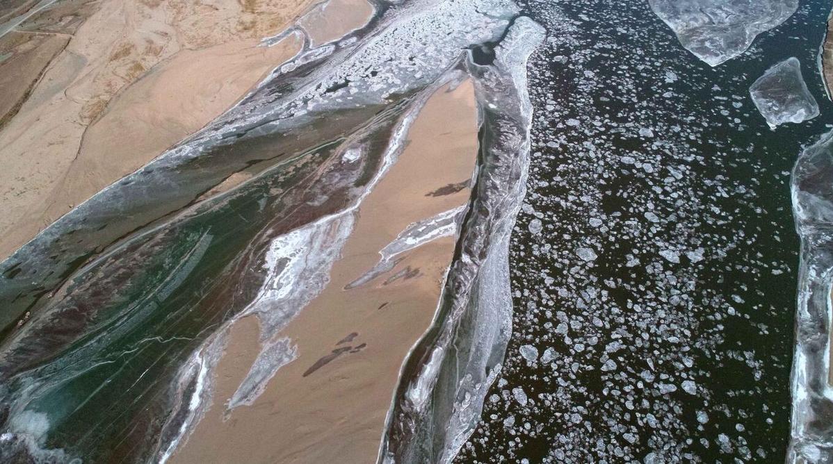 Seen in aerial photos, a floating patchwork of ice meanders down the Yellow River in Helan county, Ningxia Hui autonomous region. [Photo provided to chinadaily.com.cn by Li Jing]