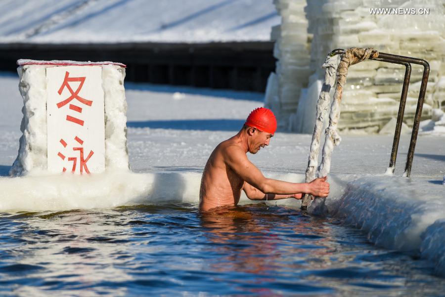 Yan Xiangbin goes ashore after winter swimming in Hulun Buir, north China