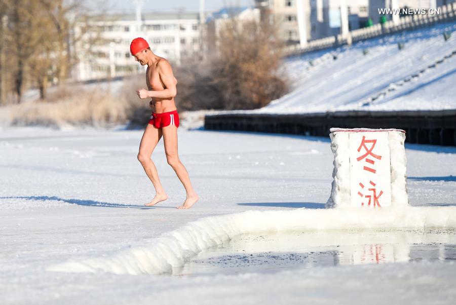 Yan Xiangbin warms up before daily swim in Hulun Buir, north China