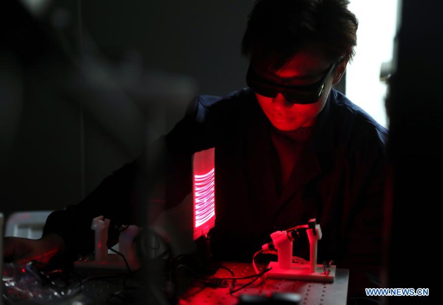 Fang Xiaoyong, a graduate student from Hebei Province in north China, does an experiment at the laboratory in the Shanghai Jiao Tong University, east China