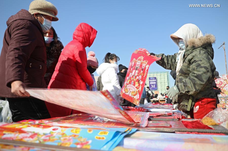 Citizens purchase Spring Festival-themed paintings at a traditional Spring Festival fair held in Bayuquan District of Yingkou, northeast China