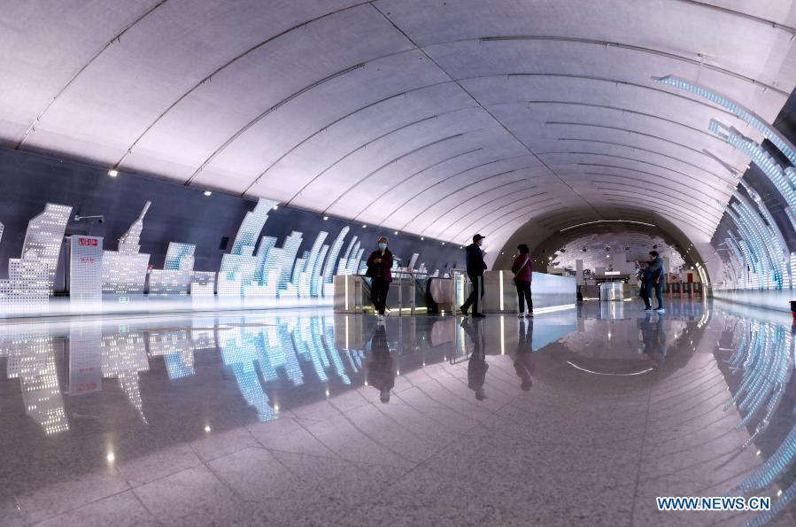 Photo shows an interior view of Wuzhong Road Station of Shanghai Subway Line 15 in Shanghai, east China, Feb. 9, 2021. The Shanghai Subway Line 15 started trial operation on Jan. 23. (Xinhua/Fang Zhe)