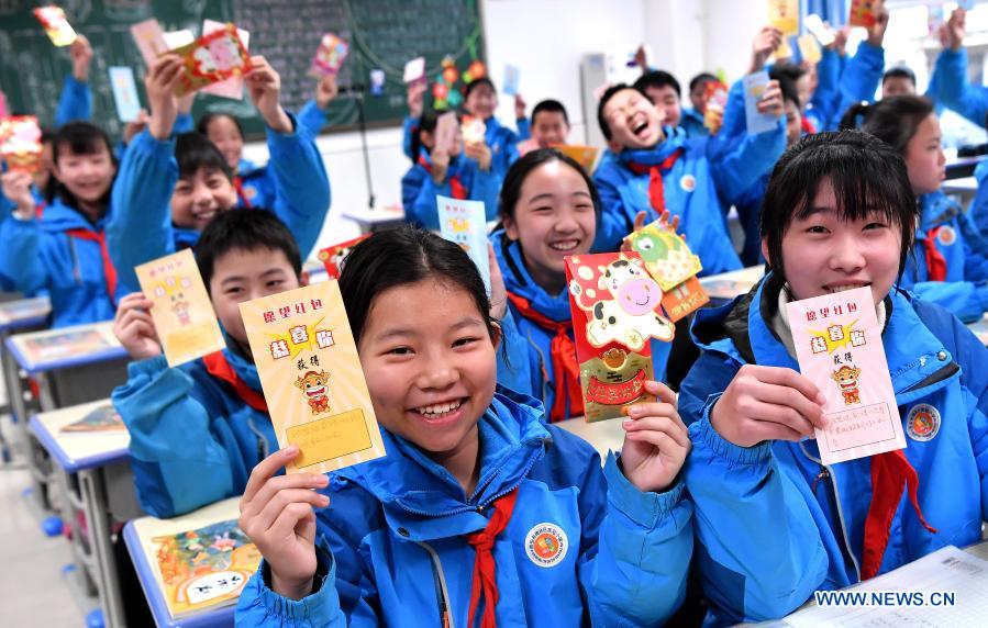 Students show wish cards they have received at the Experimental Primary School in Beilin District of Xi