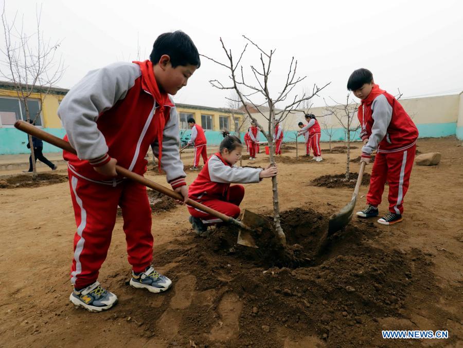 Students plant saplings in Zunhua, north China