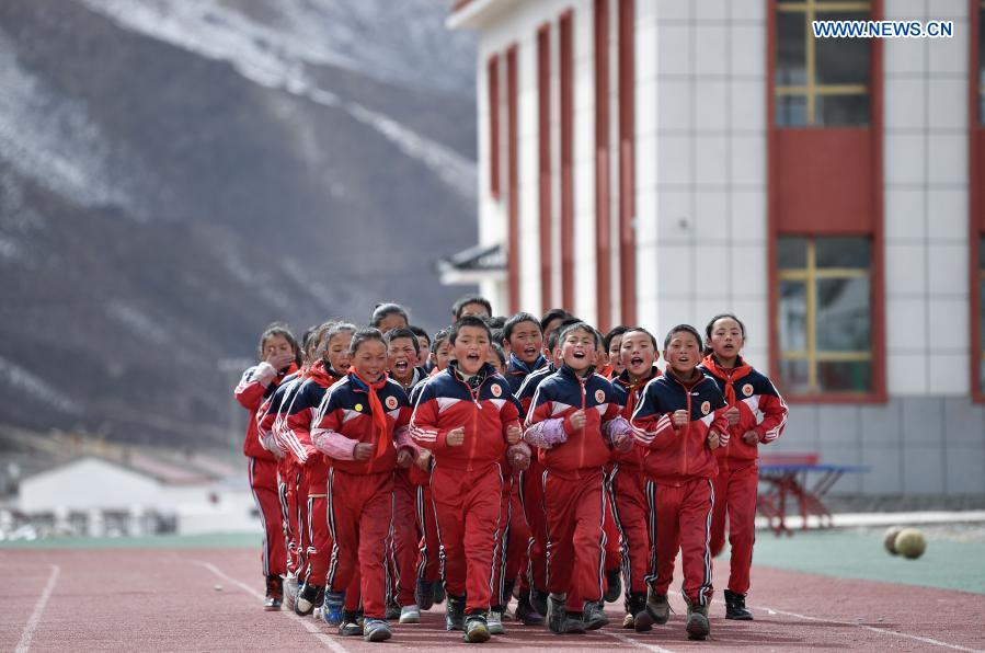 Students have a P.E. class in a primary school in Gande County of Tibetan Autonomous Prefecture of Golog in northwest China