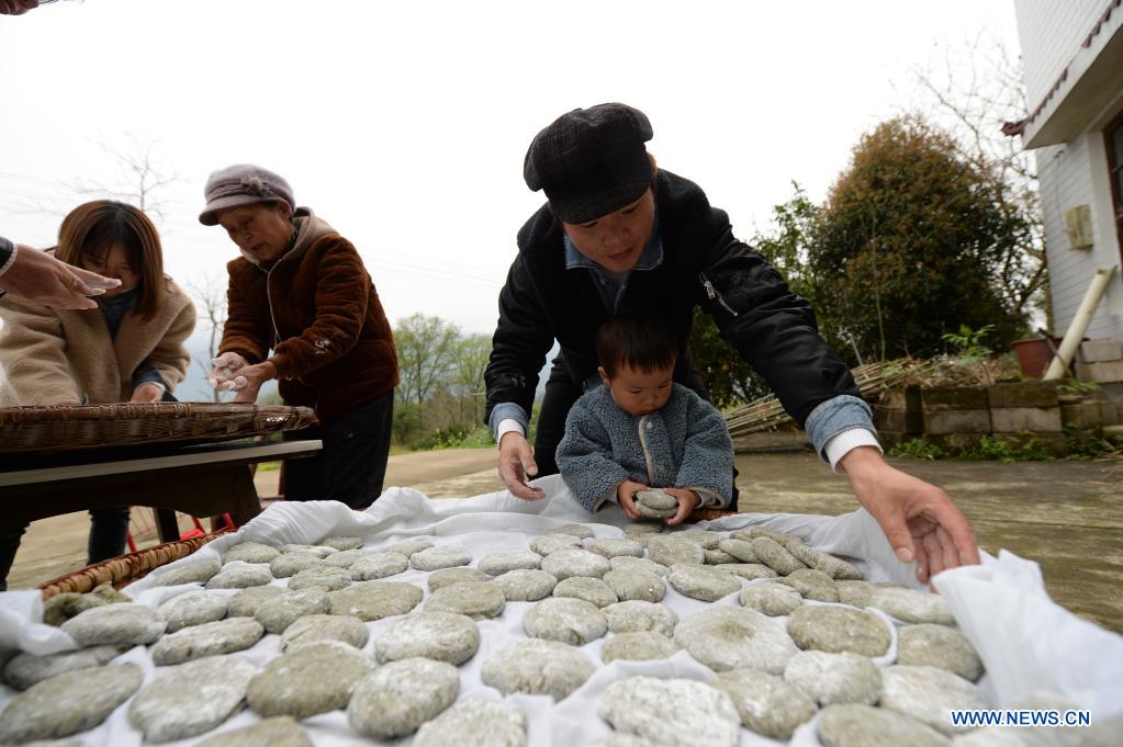 Zhuo Yihang makes local food at home in Cili County, central China