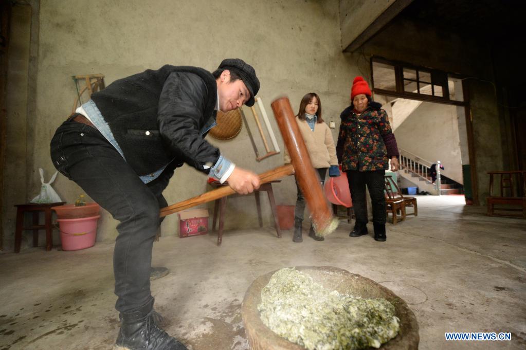 Zhuo Yihang makes local food at home in Cili County, central China