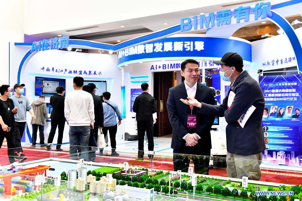 Attendees view exhibits during the 1st Summit of Jinan National Artificial Intelligence Innovation and Application (JNAIIA) Pilot Zone & the Exposition of Artificial Intelligence Innovation and Application on Yellow River Basin in Jinan, east China